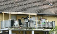 La terrasse des suspects impliqués, au premier étage d'un immeuble résidentiel après la découverte d'un garçon nu et malnutri dans une camionnette où il était enfermé, à Hagenbach, le 10 avril 2026 dans le Haut-Rhin ( AFP / SEBASTIEN BOZON )