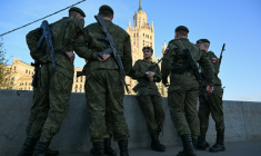 Des militaires russes attendent le début des répétitions du défilé militaire du 9-Mai, sur la place Rouge à Moscou, le 4 mai 2026 ( AFP / Igor IVANKO )