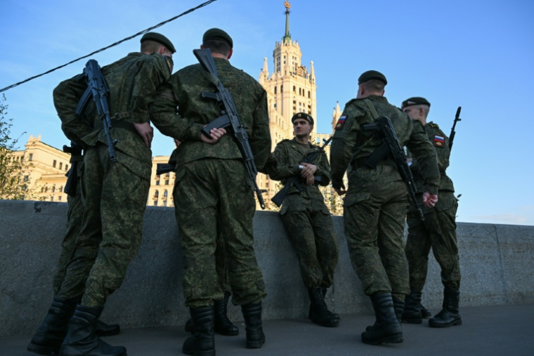 Des militaires russes attendent le début des répétitions du défilé militairedu 9 mai, sur la place Rouge à Moscou, le 4 mai 2026 ( AFP / Igor IVANKO )