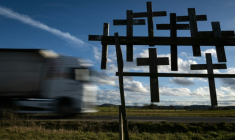 Des croix installées en bordure de la RN19, entre Pomoy et Genevreuille, dans l'est de la France, où plusieurs accidents de voiture ont été signalés au fil des ans, le 3 février 2026 ( AFP / SEBASTIEN BOZON )