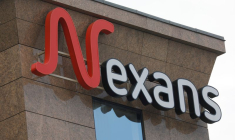 Le logo de Nexans est représenté au sommet d'un bâtiment de la société dans le quartier financier et d'affaires de La Défense à Puteaux, près de Paris