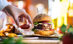 Les grands chefs se réapproprient le sandwich américain pour des créations gastronomiques.