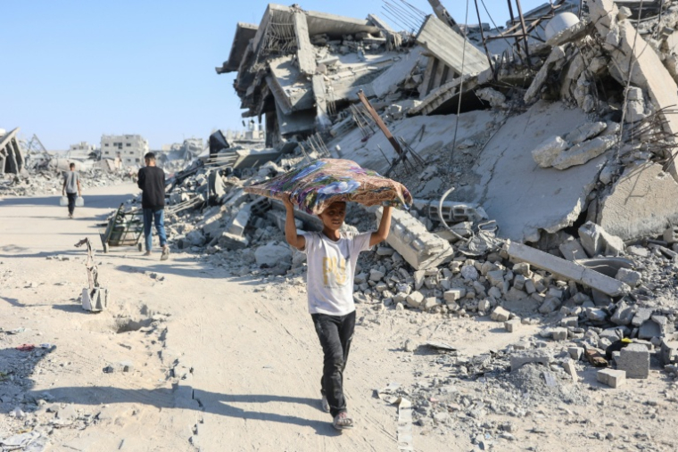Un enfant dans les ruines du quartier d'al-Tuffah, dans la ville de Gaza, le 27 octobre 2025 ( AFP / Omar AL-QATTAA )