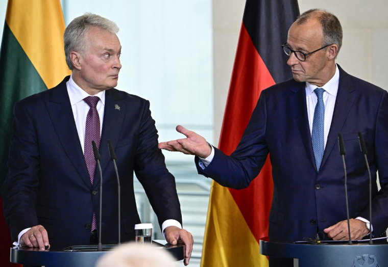 Gitanas Nauseda et Frierich Merz à Berlin, en Allemagne, le 3 juillet 2026. ( AFP / TOBIAS SCHWARZ )