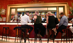 Des clients s'assoient dans un bar à Berlin