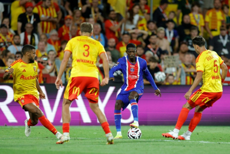 Ousmane Dembélé (au centre) a été muselé par la bonne défense lensoise lors de la défaite du PSG contre Lens dans le Trophée des champions au stade Bollaert le 16 août 2026 ( AFP / GEOFFROY VAN DER HASSELT )