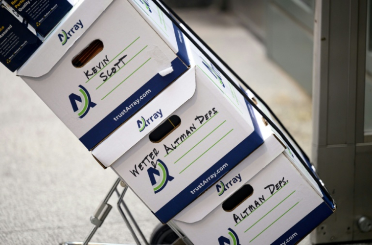 Des cartons de documents juridiques acheminés au palais de justice fédéral d'Oakland pour le procès intenté par Elon Musk contre OpenAI, le 12 mai 2026 en Californie ( AFP / JOSH EDELSON )
