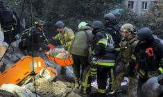 Des secouristes évacuent une personne blessée après une frappe russe sur un immeuble résidentiel de Zaporijjia dans le sud-est de l'Ukraine, le 10 octobre 2026 ( AFP / Daria Nazarova )