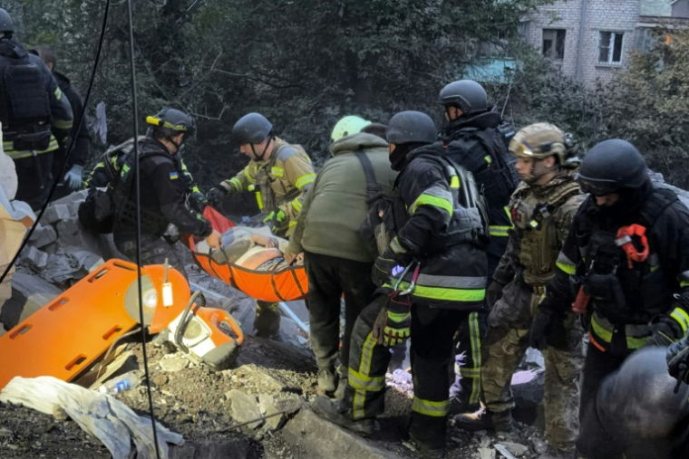 Des secouristes évacuent une personne blessée après une frappe russe sur un immeuble résidentiel de Zaporijjia dans le sud-est de l'Ukraine, le 10 octobre 2026 ( AFP / Daria Nazarova )