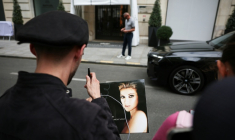 Un fan de Céline Dion, à Paris le 3 septembre 2026 ( AFP / SIMON WOHLFAHRT )