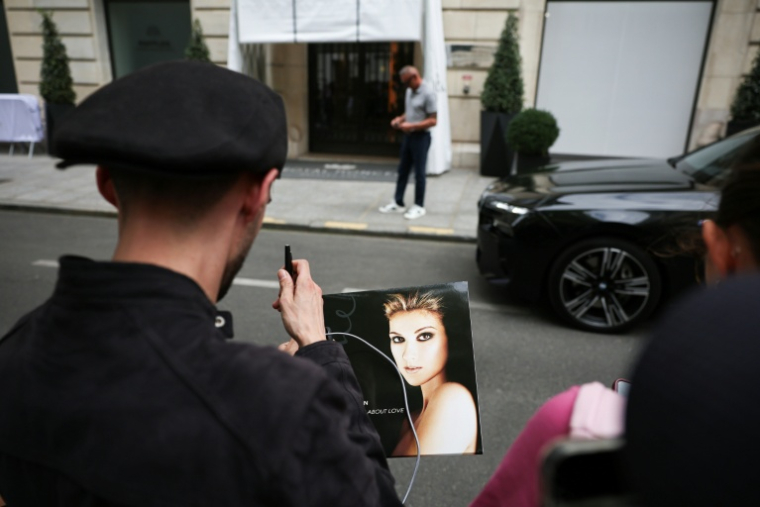 Un fan de Céline Dion, à Paris le 3 septembre 2026 ( AFP / SIMON WOHLFAHRT )