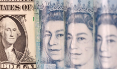 Photo d'illustration de billets de banque en livres sterling et en dollars américains