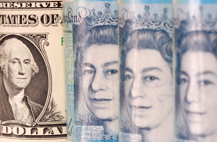 Photo d'illustration de billets de banque en livres sterling et en dollars américains