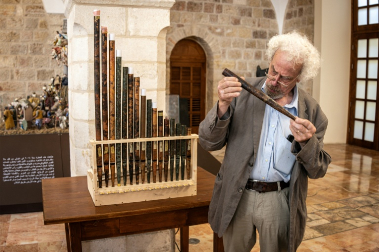 Un expert examine un orgue médiéval lors de sa présentation au couvent Saint-Sauveur de la Vieille ville de Jérusalem, le 9 septembre 2025 ( AFP / JOHN WESSELS )