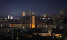 Le personnel des services ukrainiens utilise un projecteur pour rechercher des drones dans le ciel de la ville lors d'une attaque de missiles et de drones russes, à Kyiv
