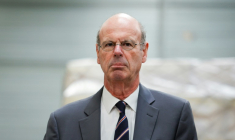 Le ministre de l'Economie Eric Lombard dans un entrepôt à l'aéroport de Roissy-Charles de Gaulle, le 29 avril 2025 au nord de Paris ( AFP / GEOFFROY VAN DER HASSELT )