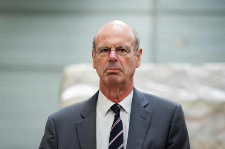 Le ministre de l'Economie Eric Lombard dans un entrepôt à l'aéroport de Roissy-Charles de Gaulle, le 29 avril 2025 au nord de Paris ( AFP / GEOFFROY VAN DER HASSELT )