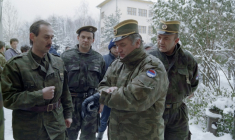 Ratko Mladic, l'ex-chef militaire des Serbes de Bosnie, le deuxième à droite sur la photo, dans la banlieue de Sarajevo, le 15 février 1994 ( AFP / Pascal GUYOT )