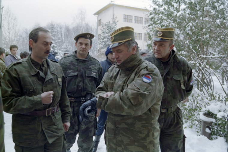 Ratko Mladic, l'ex-chef militaire des Serbes de Bosnie, le deuxième à droite sur la photo, dans la banlieue de Sarajevo, le 15 février 1994 ( AFP / Pascal GUYOT )