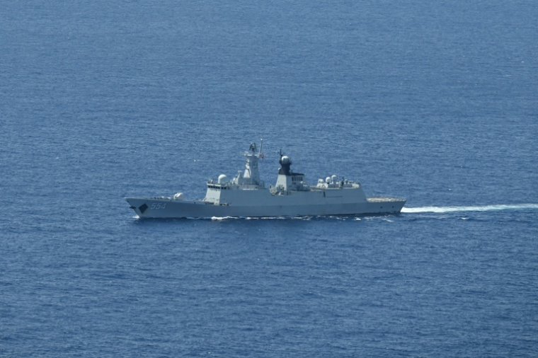 Un navire identifié par les garde-côtes philippins comme appartenant à la marine chinoise, près du récif de Scarborough en mer de Chine méridionale, le 15 juin 2026 ( AFP / Jam STA ROSA )