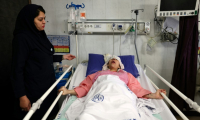 Une Iranienne blessée par une frappe israélienne soignée à l'hôpital Rasoul Akram de Téhéran, le 21 juin 2025 ( AFP / ATTA KENARE )