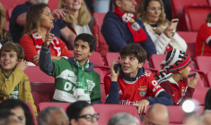 La statue du lion du Sporting vandalisée et repeinte en rouge