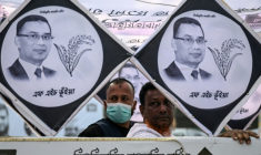 Des partisans du Parti nationaliste du Bangladesh (BNP) derrière des affiches du président du BNP et candidat aux élections, Tarique Rahman, lors d'un rassemblement au dernier jour de la campagne électorale, le 9 février 2026 à Dacca, au Bengladesh ( AFP / Sajjad HUSSAIN )