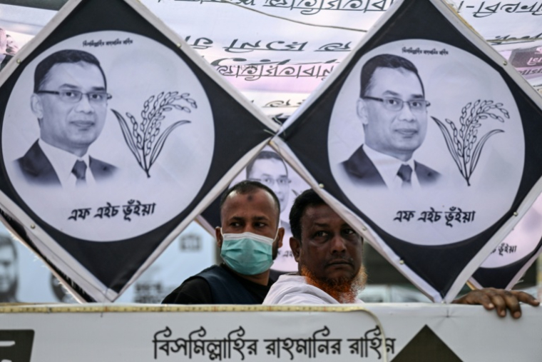 Des partisans du Parti nationaliste du Bangladesh (BNP) derrière des affiches du président du BNP et candidat aux élections, Tarique Rahman, lors d'un rassemblement au dernier jour de la campagne électorale, le 9 février 2026 à Dacca, au Bengladesh ( AFP / Sajjad HUSSAIN )