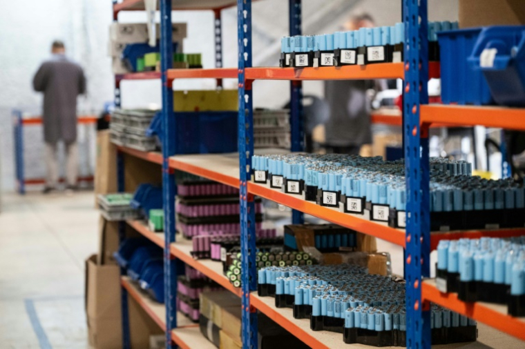 Des cellules de batterie de seconde vie à l'usine VoltR, à Verrières-en-Anjou, le 10 juin 2025 en Maine-et-Loire ( AFP / Sebastien Salom-Gomis )