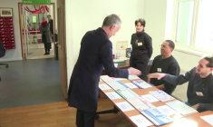 Municipales: Emmanuel Grégoire, candidat de la gauche à la mairie, vote à Paris