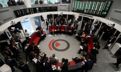 Les traders travaillent sur le parquet de la Bourse des métaux de Londres