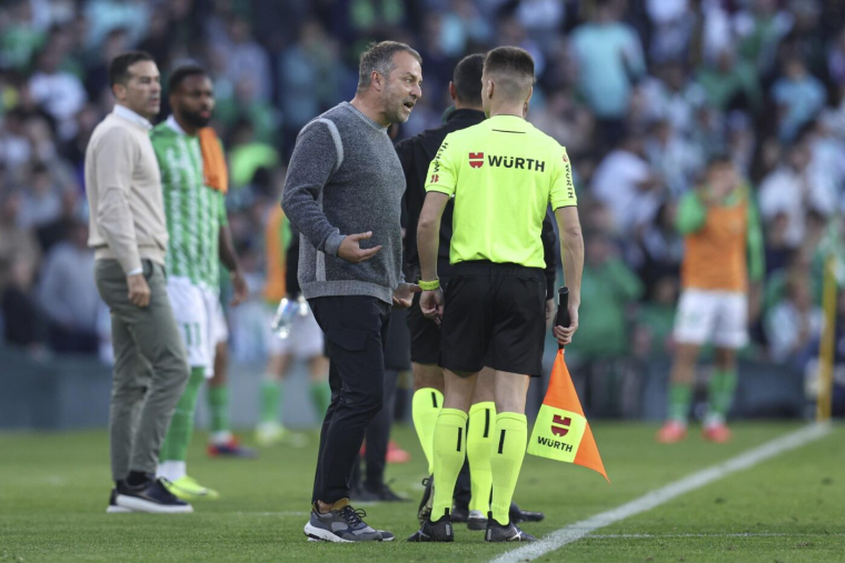 Le patron des arbitres espagnols revient sur l'expulsion de Hansi Flick