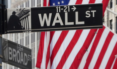 L'enseigne Wall Street est photographiée à la Bourse de New York à Manhattan, New York
