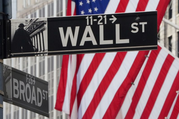 L'enseigne Wall Street est photographiée à la Bourse de New York à Manhattan, New York