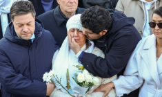 Amine Kessaci (G)console sa mère  Ouassila Benhamdi (C) au côté du maire de Marseille Benoît Payan (D) lors de l'hommage à son fils assassiné Mehdi Kessaci, organisé à Marseille le 22 novembre 2025 ( AFP / CLEMENT MAHOUDEAU )