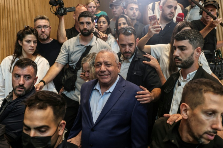 Gadi Eisenkot, chef du parti Yashar, quitte le bureau de vote après avoir voté à Herzliya pour les élections législatives israéliennes, le 27 octobre 2026 ( AFP / Jack GUEZ )