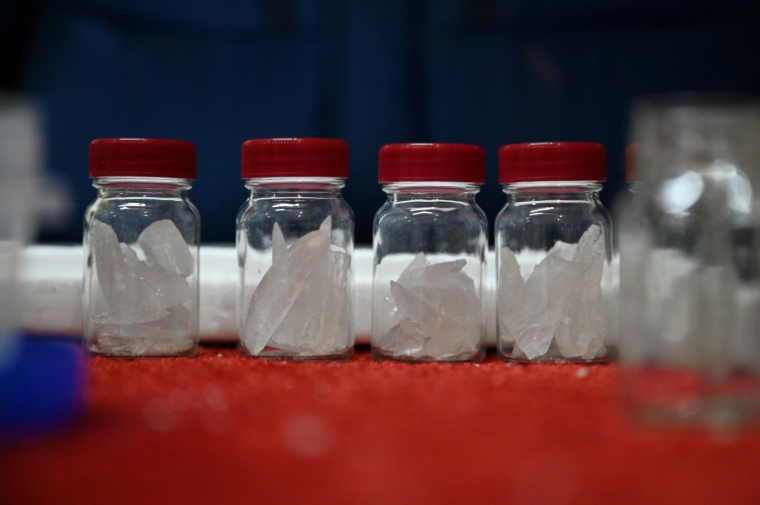 Des échantillons de glace prélevés dans un glacier du Tadjikistan, à l'Institut des sciences cryogéniques de l'université d'Hokkaido, à Sapporo, au nord du Japon, le 9 décembre 2025 ( AFP / GREG BAKER )