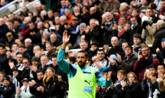 Jonás Gutiérrez aperçu en train de jouer de la guitare dans les rues de Newcastle