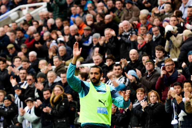 Jonás Gutiérrez aperçu en train de jouer de la guitare dans les rues de Newcastle