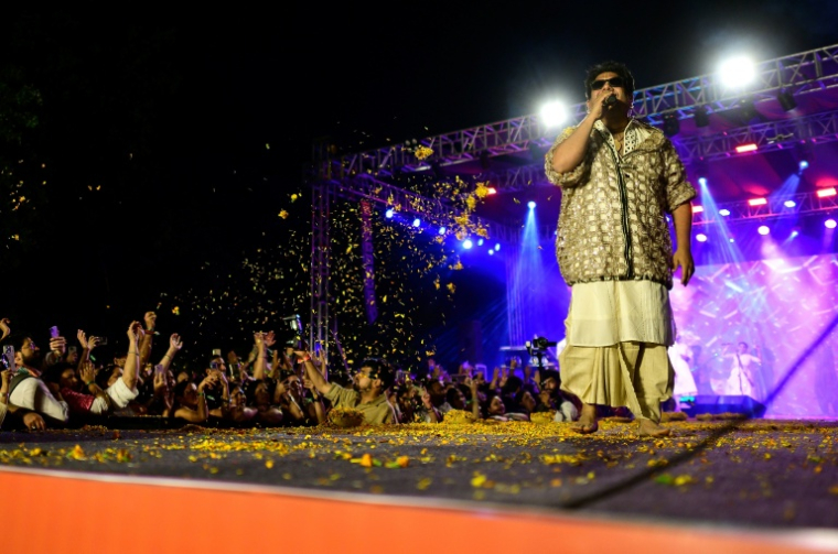 L'artiste Nirdosh Sobti interprète un chant spirituel hindou appelé "bhajan" au fort de Purana Qila à New Delhi, le 1er mars 2026 ( AFP / Manan VATSYAYANA )