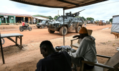Des soldats ivoiriens en patrouille à Tougbo,  près de la frontière avec le Burkina Faso, le 9 octobre 2025 en Côte d'Ivoire ( AFP / Issouf SANOGO )