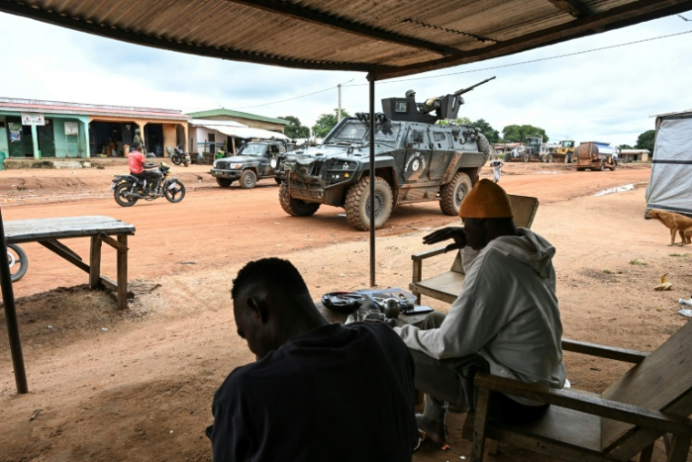 Des soldats ivoiriens en patrouille à Tougbo, près de la frontière avec le Burkina Faso, le 9 octobre 2025 en Côte d'Ivoire ( AFP / Issouf SANOGO )