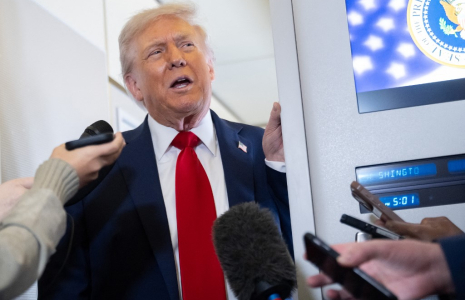 Donald Trump à bord d'Air Force One, le 12 octobre 2025. ( AFP / SAUL LOEB )