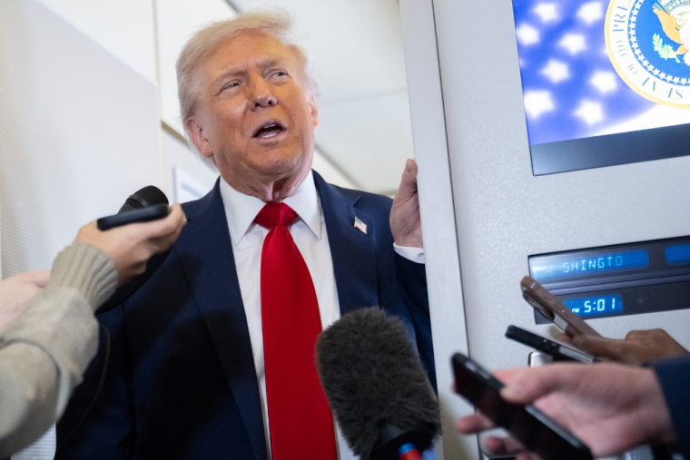 Donald Trump à bord d'Air Force One, le 12 octobre 2025. ( AFP / SAUL LOEB )