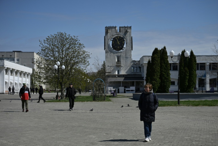 Des habitants de la ville de Slavoutytch dans le nord de l'Ukraine, le 25 avril 2026  ( AFP / Genya SAVILOV )