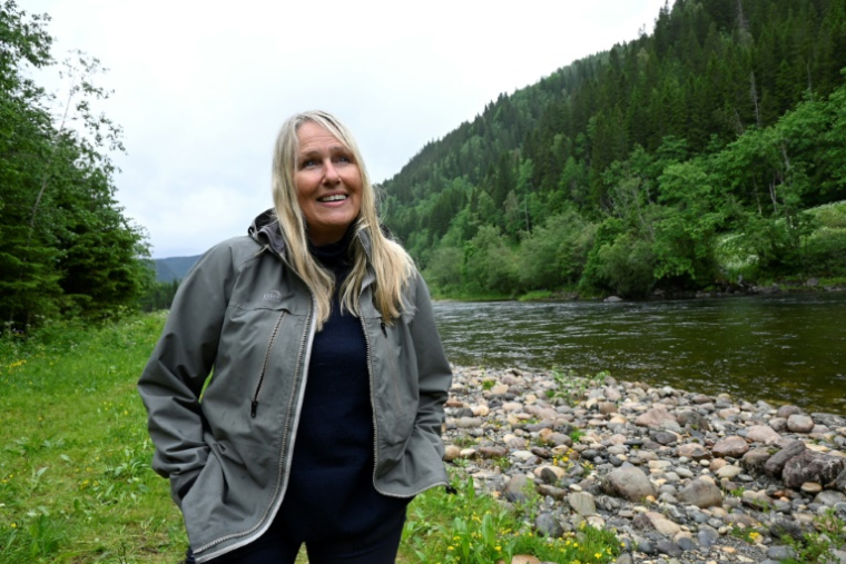 Ann-Britt Bogen, gérante d'un gîte sur les rives de la rivière Gaula, lors d'une interview à µsingsaas, en Norvège, le 19 juin 2025 ( AFP / Jonathan KLEIN )