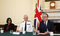 Le Premier ministre britannique Keir Starmer (D) en conférence de presse avec la ministre de l'Intérieur Shabana Mahmood (G) et le commissaire de la POlice métropolitaine Mark Rowley (C) à Londres le 30 avril 2026 ( POOL / Dan Kitwood )