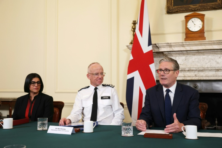 Le Premier ministre britannique Keir Starmer (D) en conférence de presse avec la ministre de l'Intérieur Shabana Mahmood (G) et le commissaire de la Police métropolitaine Mark Rowley (C) à Londres le 30 avril 2026 ( POOL / Dan Kitwood )