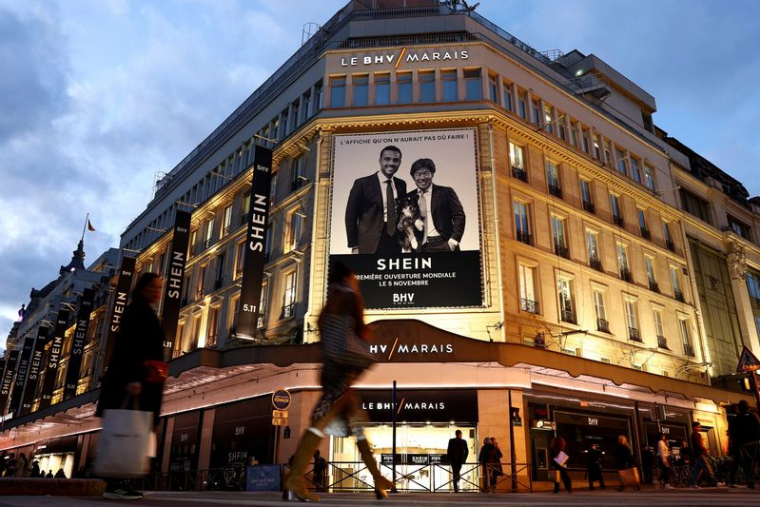 Le logo du distributeur chinois de fast-fashion Shein sur la façade du BHV Marais à Paris, France
