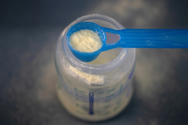 Du lait infantile en poudre le 29 janvier 2026 à Quimper ( AFP / Fred TANNEAU )